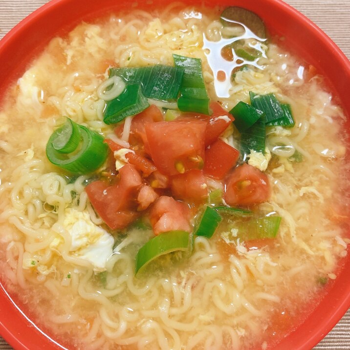 インスタントをアレンジ！中華風トマト卵ラーメン